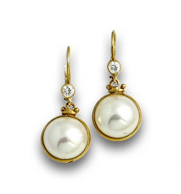 796.  Pendientes largos con símil perlas mabe y circonitas en oro de 18K.
