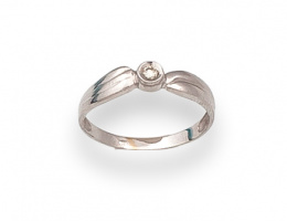 119.  Sortija con brillante en montura de oro blanco gallonado de 18K.