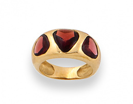 74.  Sortija ancha con tres granates triangulares en oro amarillo de 18K.