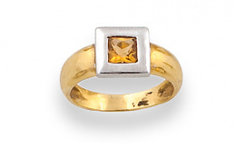 632.  Sortija con citrino en marco cuadrado de oro bicolor de 18K.