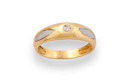 124.  Sortija con brillante en oro amarillo, con dos adornos laterales de oro blanco mate de 18K.