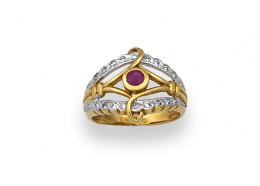 133.  Sortija con frente calado y rubí entre dos bandas angulares de brillantes.