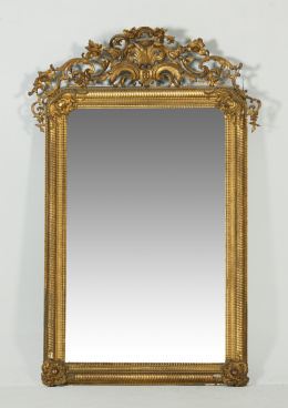 1229.  Espejo Louis Philippe en madera estucada y dorada.Trabajo francés, ff. S. XIX.