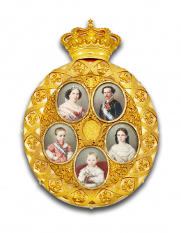 949.  ATRIBUIDO A JUAN PÉREZ DE VILLAMAYOR (Pintor y miniaturista documentado entre 1818 y 1863)La reina Isabel II, su esposo Francisco de Asís de Borbón y sus tres hijos: la infanta María Isabel, el Principe de Asturias (futuro Alfonso XII) y la infanta María.