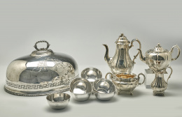 482.  Juego café y té victoriano en plata punzonada con decoración grabada.Orfebre Inglés, Londres, h.1837-1846.