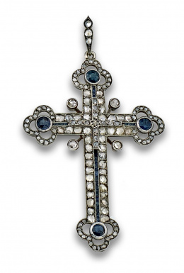 713.  Cruz s.XIX de extremos lobulados con diamantes de talla roca y zafiros calibrados. En oro de 18K con frente de platino.