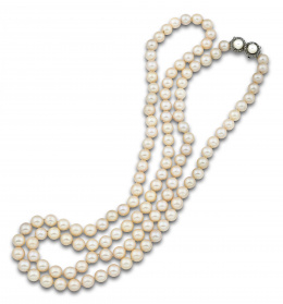 710.  Collar largo de pps s XX con un hilo perlas cultivadas de 9 mm ,y cierre de diamantes y dos perlas a modo de ocho,realizado en platino.