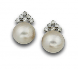 717.  Pendientes años 50  grandes perlas mabe y triángulos con 6 brillantes;En oro de 18K con frente de platino.