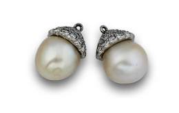 822.  Pareja de de perillas de perlas australianas con capucha de brillantes para montar como pendientes.