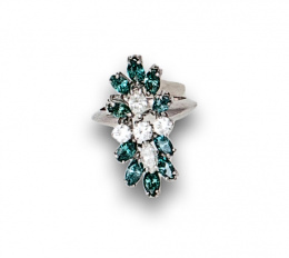 678.  Sortija de diamantes blancos y fancy de color azul, tallas brillante y navette.