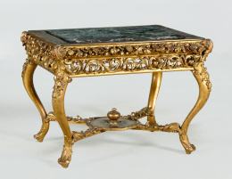 1120.  Mesa de centro estilo Luis XV, en madera de pino, estucada y dorada con tapa de mármol.Quizás trabajo italiano, ff. S. XIX.