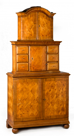 366.  Cabinet de madera de roble con marquetería geométrica de coníferas.Trabajo centroeuropeo, ff. del S. XVIII.