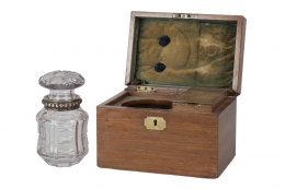 1156.  Caja de madera de nogal con una licorera,Inglaterra, S. XIX.