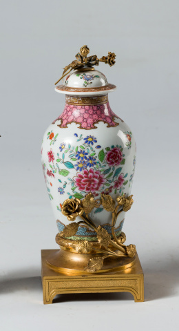 818.  Tibor con tapa de porcelana esmaltada “Familia rosa”, montado en bronce dorado.Samson, S. XIX