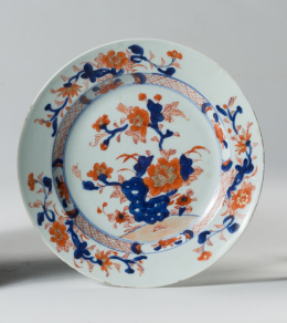 810.  Plato Kangxi de porcelana esmaltada estilo Imari.China, S. XVIII.
