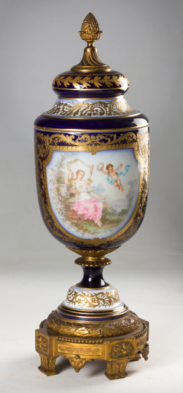953.  Centro de estilo Luis XVI de porcelana esmaltada.Francia, ff. del S. XIX.