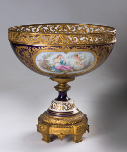 497.  Centro de estilo Luis XVI de porcelana esmaltada.Francia, ffs. del S. XIX..