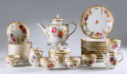 1087.  Juego de merienda esmaltado con flores  y decoración en dorado.Berlín, KPM  ff. del S. XIX - pp. del S. XX .