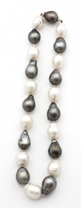 712.  Collar de un hilo de 22 perlas barrocas, australianas y de Tahití alternas de intenso oriente y tamaño creciente hacia el centro.