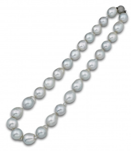 876.  Collar de un hilo de 27 perlas Australianas ligeramente barrocas de intenso oriente. Con cierre de esfera de brillantes.