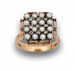 705.  Sortija de pps s. XX con cuadrado de perlas finas y diamantes en diseño de damero. En oro de 18K.