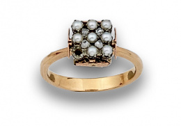 32.  Sortija de pps s XX con pequeño cuadrado de perlas finas y diamantes en diseño de damero. En oro de 18K.