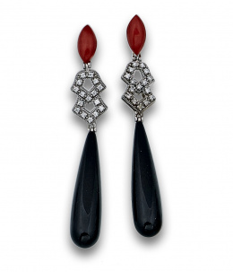 874.  Pendientes largos estilo Art-Decó con perillas de ónix, circonitas en motivos geométricos y botón ovalado de coral .