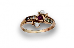 604.  Anillo de pps s XX con rubí dos perlas finas y diamantes en oro de 18K.