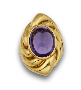 733.  Sortija con cabuchón de amatista en gran montura gallonada de oro de 18K