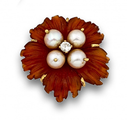 726.  Sortija flor con base de pétalos de ágata,y centro con cuatro perlas rodeando brillante de 0,20 ctes aprox.