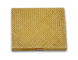 298.  Caja pitillera años 40 de MELLERIO (Paris) firmada y numerada:8783 en oro de 18K con cierre de zafiros.