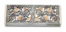 294.  “Vanity case” en plata y vermeil con doble capacidad años 50 ,siguiendo modelos de Boucherón ;con tapa en dos capas con decoración de aves y rubíes.
