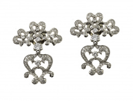 633.  Pendientes largos de brillantes años 40 con tres motivos superiores en forma de corazón articulados a un brillante central y motivo colgante a modo de hoja