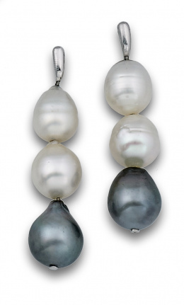 873.  Pendientes largos con tres perlas,dos australianas y una de Tahití .
