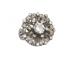 574.  Sortija años 40 con diseño en forma de flor con un brillante central de 1,70 ct aprox, rodeado de pétalos en forma de corazon combinados con brillantes en garras