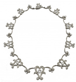 575.  Gargantilla de platino y brillantes años 40 con motivos articulados en forma de lira con brillantes centrales de tamaño creciente hacia el principal, de 1,5 ct aprox