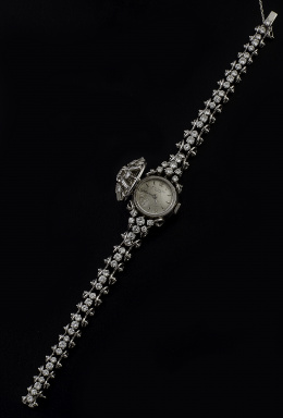 457.  Reloj joya de brillantes y diamantes talla baguette PATEK PHILIPPE años 60 en montura platino