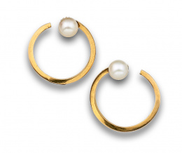 715.  Pendientes de aro rígido en  oro  de 18K coronado con perla cultivada de 8 mm.
