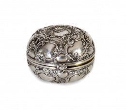 556.  Hostiario de plata en su color e interior dorado, decoración repujada,S. XVIII.