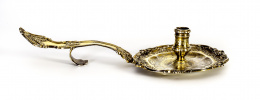 553.  Palmatoria de plata dorada de decoración grabada y repujada con guirnaldas, S. XVII - XIX.