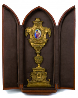 375.  Altar de viaje con custodia de bronce dorado y cincelado.Trabajo francés, S. XIX.