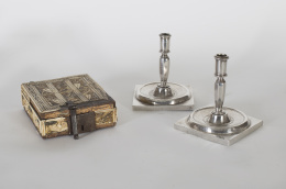 1053.  Caja de hueso tallado y alma de madera, con restos de policromía y dorado.Trabajo Italiano, Lombardía, S. XVII..