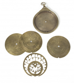 1372.  Astrolabio de bronce firmado por Muhammad Qasim y dedicado a Muhammad Khan fechado en 1012 A.H.Posiblemente Persia, 1603..