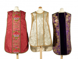 1182.  Casulla en seda y terciopelo morado con bordados representando motivos vegetales en color oro.S. XIX.