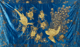 534.  Paño en seda azul con pájaros bordados y flores con hilos dorados..China, S. XIX..