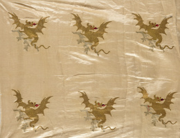 1155.  Paño en seda color crema bordado con dragones en oro blanco.China, S. XIX.