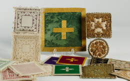 1177.  Lote de cinco Palias y una bolsa de corporales con decoración bordada de hilos dorados, abalorios y lentejuelasTrabajo español, S. XIX..