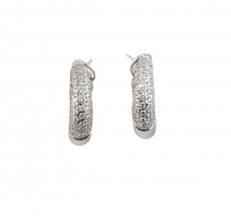 750.  Pendientes criollas con frente de pavé de brillantes en aro de sección ancha tubular