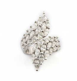 548.  Sortija de diamantes talla navette que suman 4,80 ct y componen dos alas en el frente