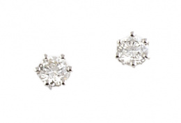 219.  Pendientes dormilonas con brillantes en montados en seis garras de oro blanco de 18K